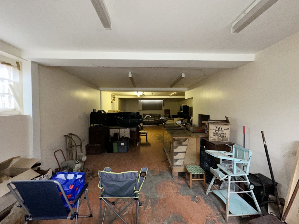 Lot: 145 - THREE-BEDROOM OLD SCHOOL UNIT WITH POTENTIAL - Main School Hall